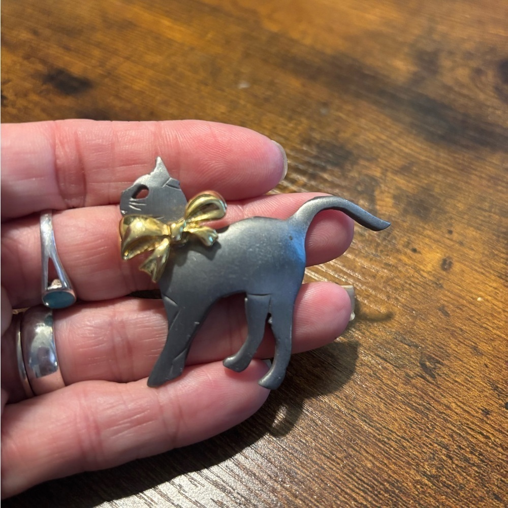 Cat Brooch Pin Silver tone Gray Gold Bow